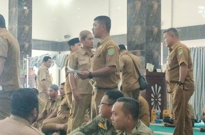 sekda_labura_soroti_jumlah_asn_yang_makin_sedikit_hadiri_salat_berjamaah