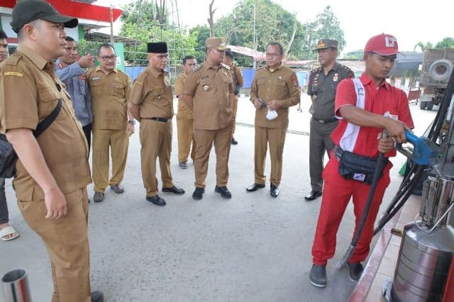 spbu_disidak_pemkab_asahan_lakukan_uji_tera_nozzle_untuk_pastikan_takaran_bbm_akurat