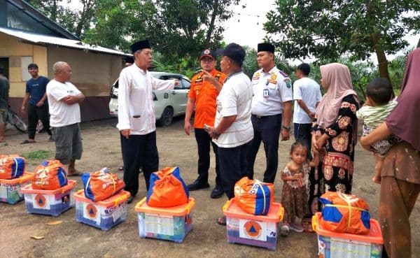 warga_terdampak_banjir_di_simangambat_terima_bantuan_dari_pemkab_paluta