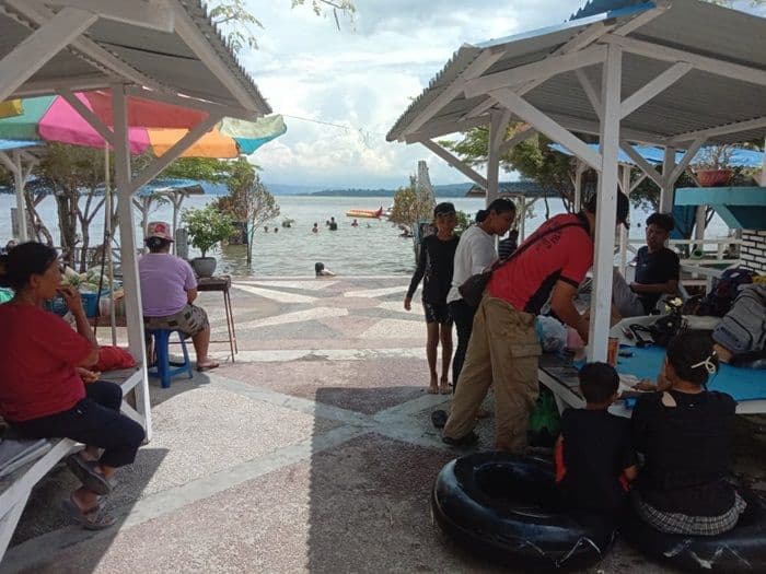 peziarah_sempatkan_diri_nikmati_wisata_danau_toba_dan_kuliner_pasput_porsea