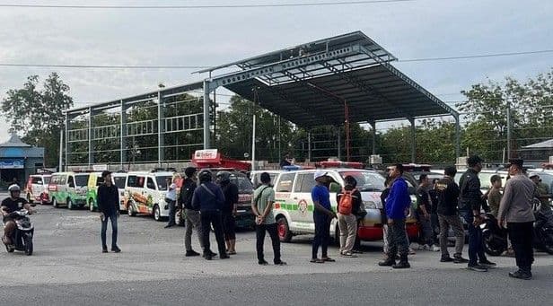 demo_sopir_truk_lumpuhkan_padalarang_ambulans_dirusak