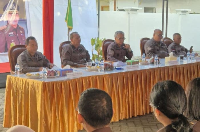 kajatisu_evaluasi_kinerja_kejari_dairi_dan_beri_pembinaan_disiplin_kerja_