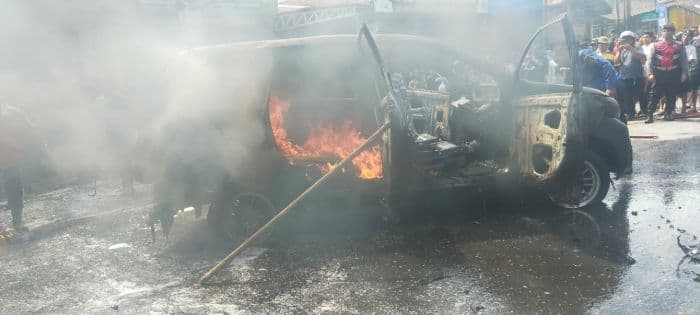 mobil_muatan_jerigen_bbm_terbakar_di_sidikalang_dua_orang_luka_bakar