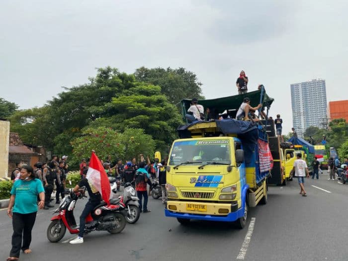 ribuan_sopir_truk_demo_tolak_odol_di_surabaya_lalin_lumpuh_total