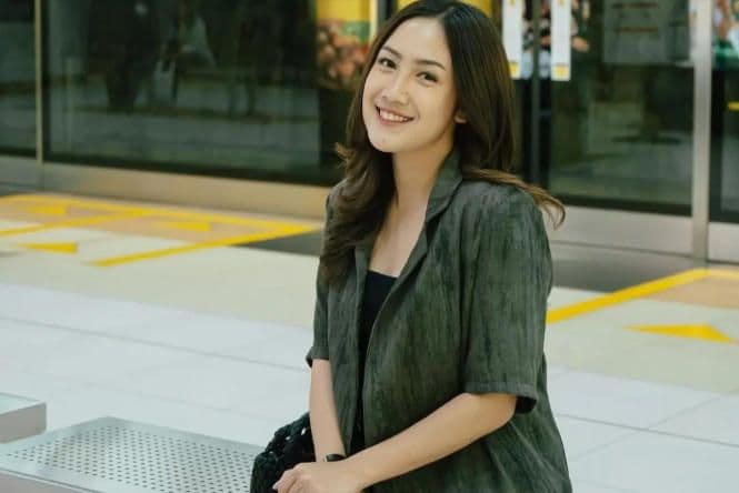 artis_cantik_ini_diteror_melalui_chat_dari_nomor_yang_tidak_dikenal