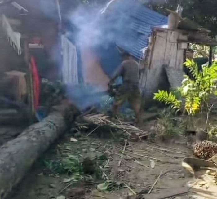 diterjang_angin_kencang_rumah_nek_saini_di_langkat_rata_dihantam_pohon_sawit
