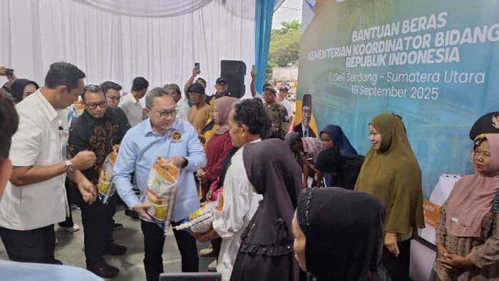 pemerintah_salurkan_15_ton_beras_premium_untuk_warga_desa_sena_deli_serdang