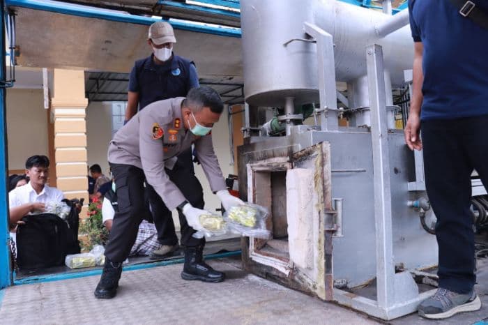 polres_asahan_musnahkan_32_kg_sabu_dan_ribuan_obat_keras_selamatkan_40_ribu_jiwa