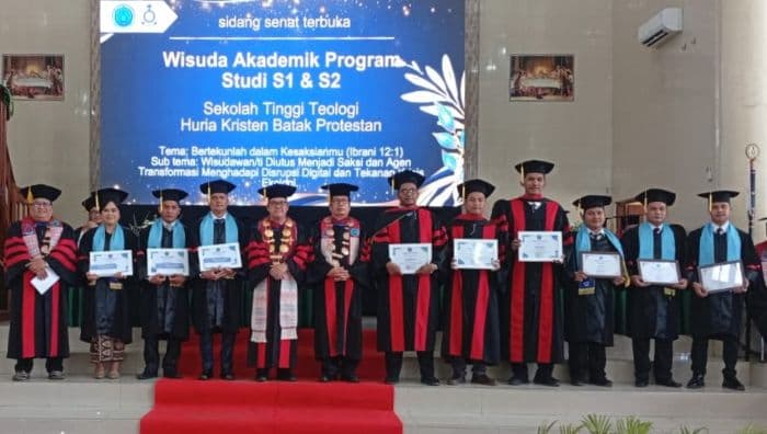 wisuda_stt_hkbp_pematangsiantar_ephorus_hkbp_viktor_tinambunan_tekankan_pentingnya_hikmat_di_era_ai
