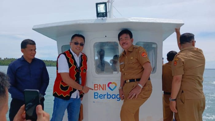 akhir_jabatan_bupati_nias_barat_serahkan_bantuan_kapal_5_gt_dan_pusling_air_di_pkm_hinako_