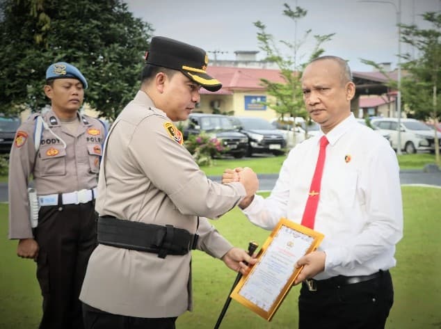 berhasil_ungkap_kasus_22_personel_satres_narkoba_polres_batu_bara_terima_penghargaan