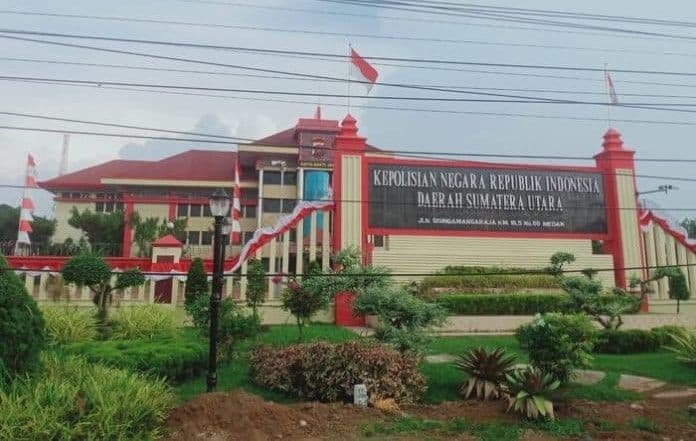 bid_tik_polda_sumut_terima_pin_emas_dari_kapolri_