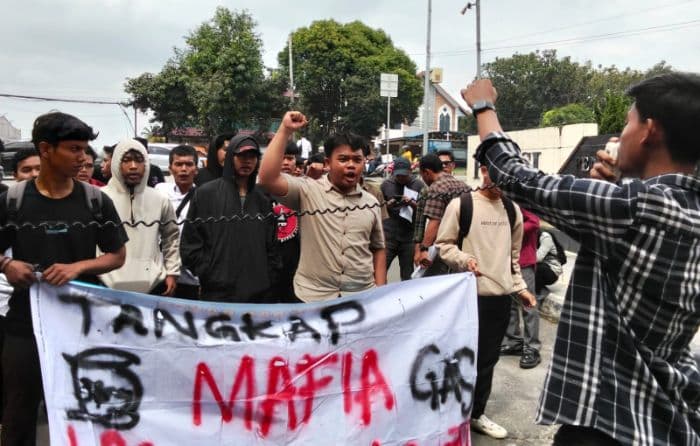 desak_tindak_pelaku_pengoplosan_gas_elpiji_puluhan_mahasiswa_geruduk_polda_sumut
