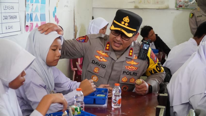 dukung_program_presiden_polres_dan_pemkab_langkat_bagikan_mbg_di_slb_negeri_stabat