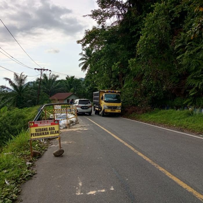 jalan_penghubung_padangsidimpuan_sibolga_nyaris_putus_warga_diminta_hatihati
