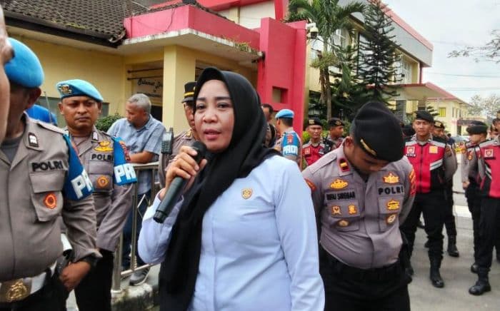 massa_aksi_tantang_polisi_ke_gudang_pengoplosan_gas_elpiji_polda_sumut_mengelak_