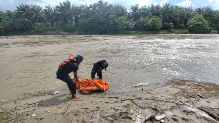 mayat_sangkut_di_sungai_warga_asahan_heboh