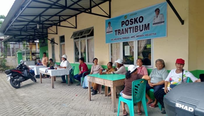 minta_kepling_diganti_warga_blok_xi_lingkungan_xviii_aksi_di_kantor_lurah_helvetia_tengah_