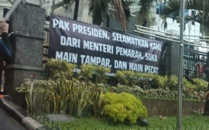 pegawai_kemendikti_sentil_menteri_pemarah_yang_suka_main_tampar_dan_pecat