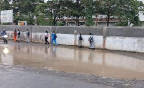 pelajar_smkn_13_medan_keluhkan_jalan_depan_sekolah_seperti_kolam_