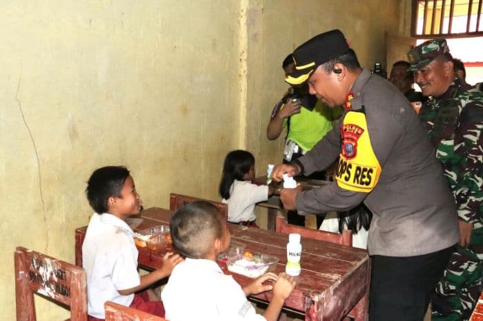 proses_belajar_tak_ada_kapolres_nias_dan_dandim_kunjungi_sdn_078481_ulunaai_hiligodu