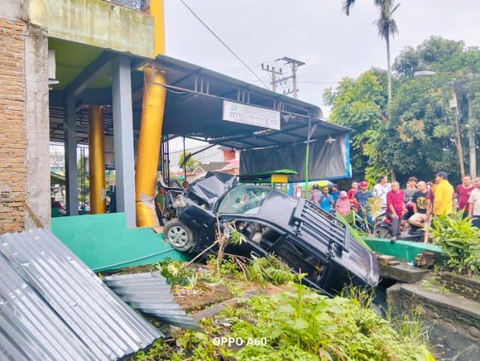 toyota_avanza_tabrak_tiang_rumah_dan_warung_bakso_di_sergai_lima_lukaluka