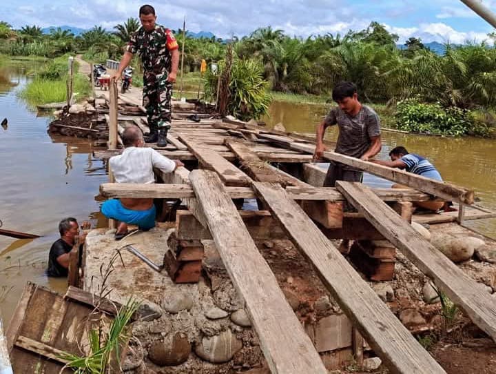 warga_dan_tni_perbaiki_jembatan_rusak_akibat_banjir_di_manduamas