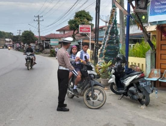 operasi_keselamatan_personel_polres_toba_berikan_teguran_khususnya_anak_dibawah_umur