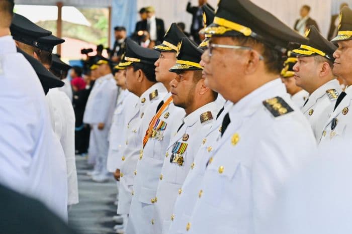 presiden_prabowo_lantik_bupati_pakpak_bharat_franc_bernhard_tumanggor