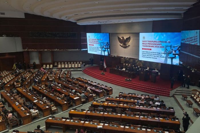 dpr_sahkan_ruu_tni_di_tengah_gelombang_penolakan_publik