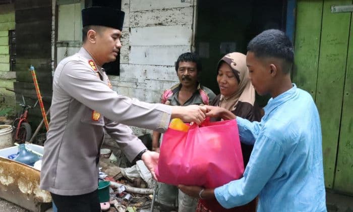 kapolres_tapteng_berbagi_dengan_warga_kurang_mampu_di_tiga_kelurahan