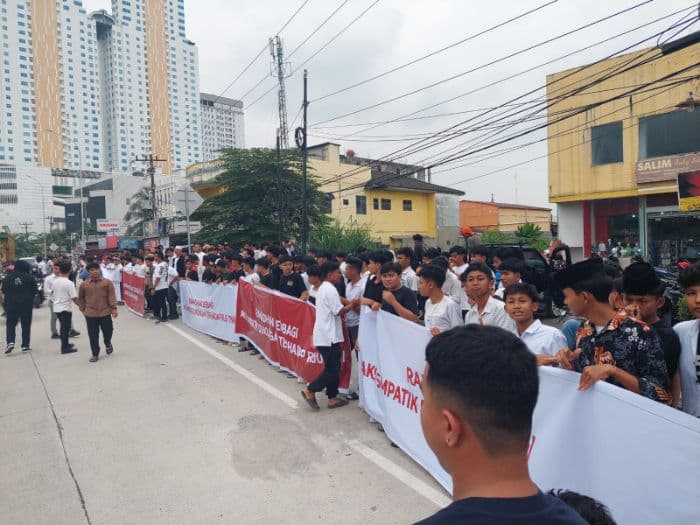 sambut_baik_uu_tni_disahkan_masyarakat_kota_medan_bagi_takjil