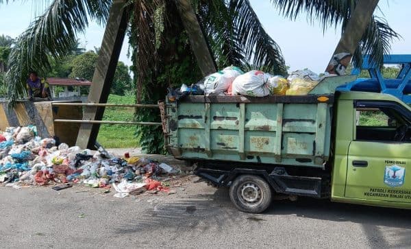 ajak_warga_jaga_kebersihan_wakil_wali_kota_binjai_pimpin_aksi_pungut_sampah