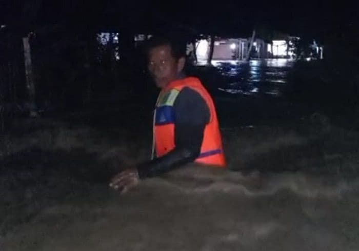 banjir_bandang_terjang_barus_jembatan_penghubung_tiga_desa_di_tapteng_terputus