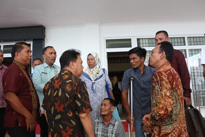 bupati_tapsel_beri_bantuan_kaki_dan_tangan_palsu_untuk_18_penyandang_disabilitas
