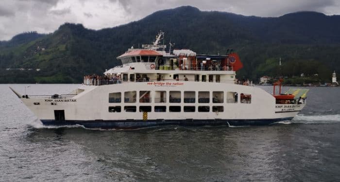 gunakan_kapal_ferry_ribuan_wisatawan_domestik_pilih_berlibur_ke_samosir_