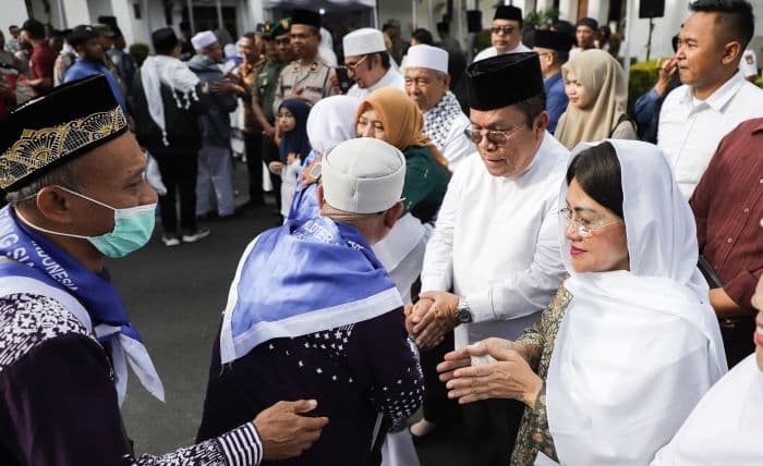 111_jemaah_haji_asal_siantar_pulang_disambut_haru_di_balai_kota