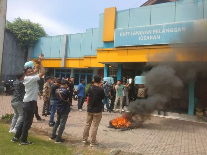 demo_panas_di_pln_kisaran_mahasiswa_tuding_ada_pungli_hingga_gratifikasi_terselubung_