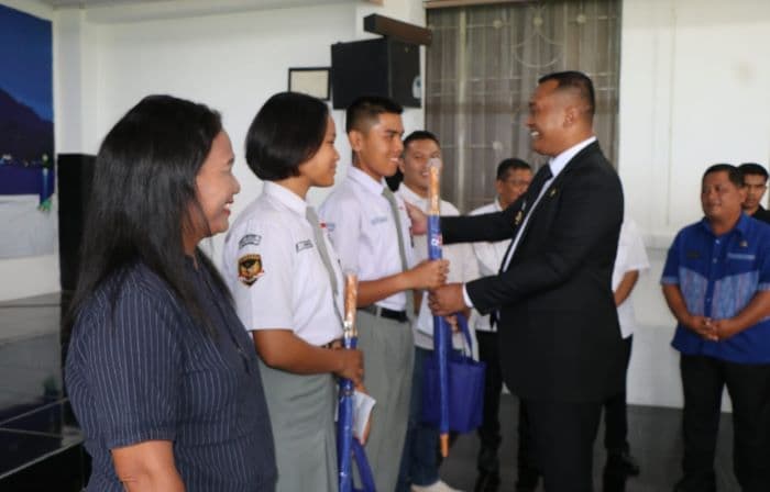 dua_pelajar_paskibraka_toba_bercitacita_masuk_akpol_ini_pesan_bupati