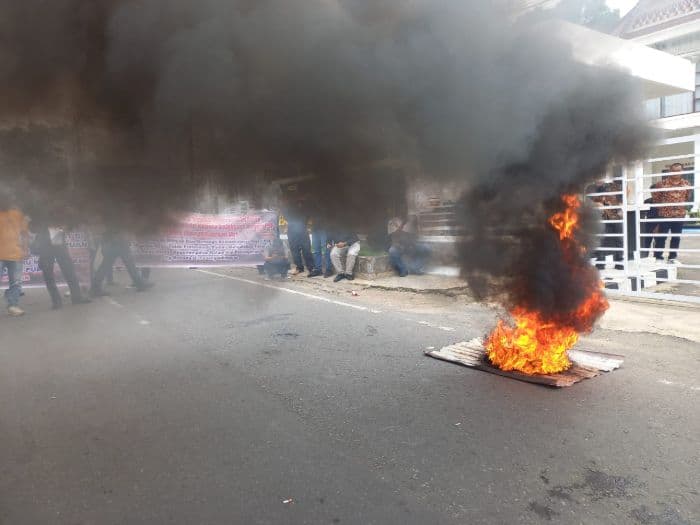 mahasiswa_bakar_ban_di_kejari_padangsidimpuan_tuntut_kajari_dicopot