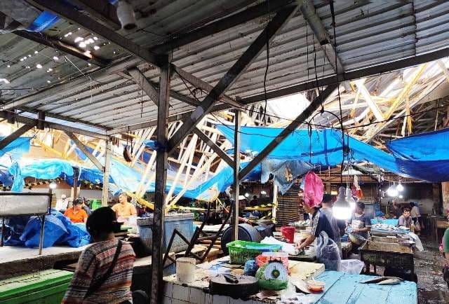 perbaikan_atap_pasar_ikan_dwikora_tak_ganggu_aktivitas_jualbeli