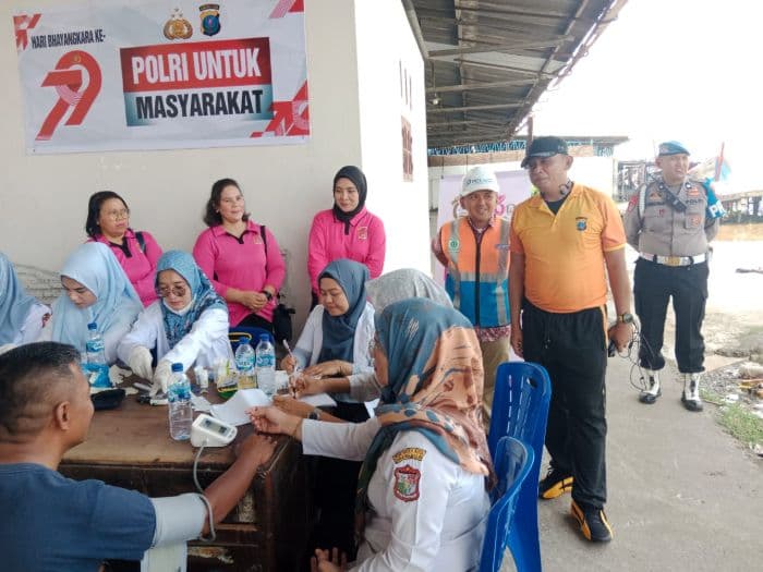 polres_tanjungbalai_periksa_kesehatan_buruh_bongkar_muat