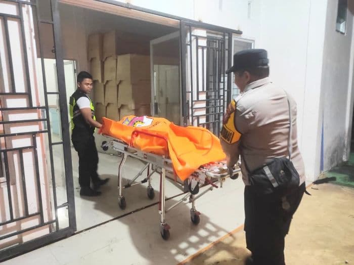 pria_70_tahun_tewas_ditabrak_kereta_di_perlintasan_lima_puluh