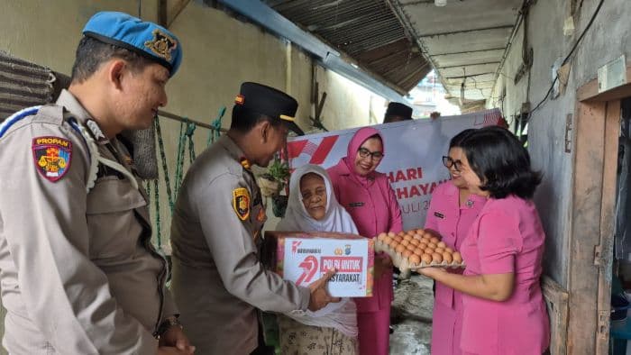 sambut_hari_bhayangkara_ke79_polsek_tanjungbalai_utara_bagikan_sembako_untuk_warga