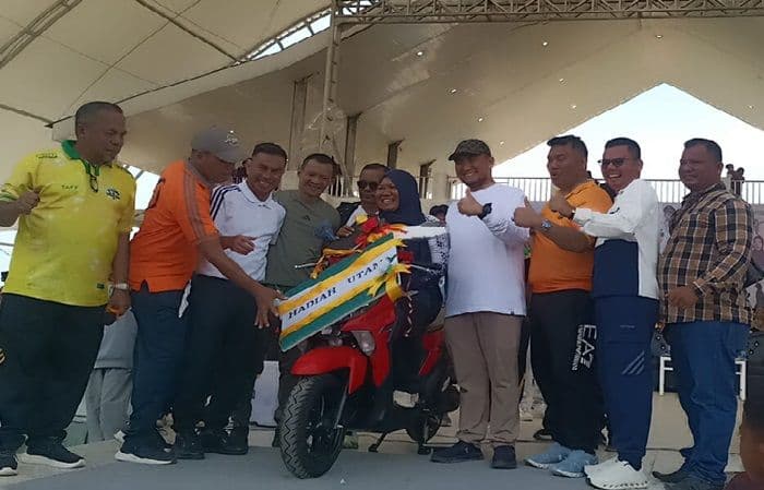 guru_di_labura_menangkan_hadiah_utama_lucky_draw_hut_ke17_pemkab_