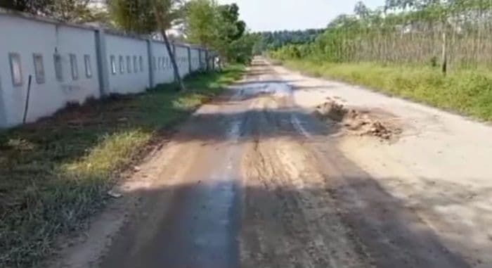 jalan_rusak_parah_akibat_truk_galian_c_akses_ke_tpa_sampah_deli_serdang_terganggu