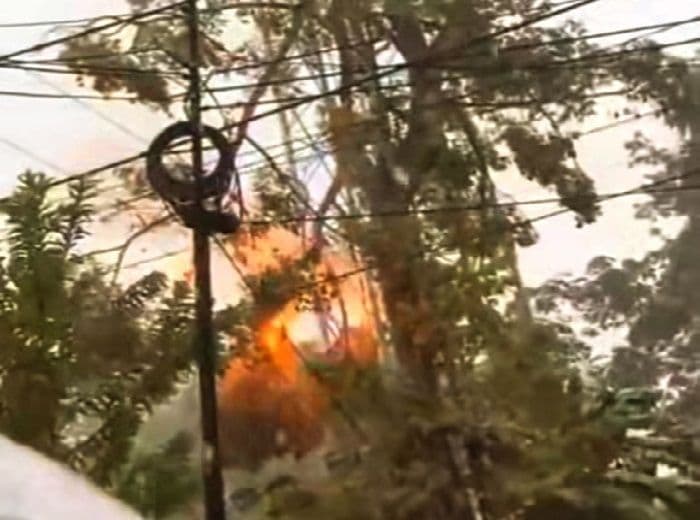 kabel_listrik_tegangan_tinggi_di_langkat_meledak_saat_hujan_deras_warga_panik