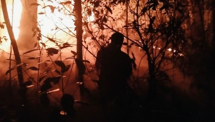 kebakaran_bukit_simarjarunjung_meluas_bpbd_simalungun_terkendala_peralatan_pemadam_