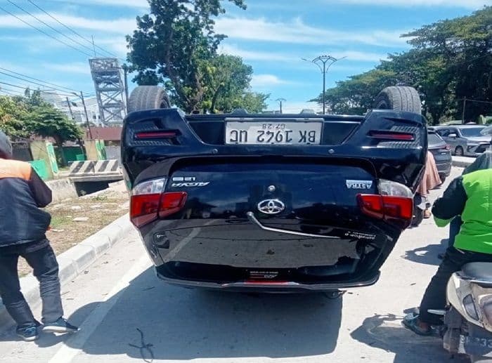 kecelakaan_di_jalan_gatot_subroto_medan_driver_ojol_alami_patah_tulang_mobil_terbalik