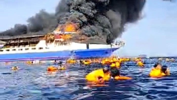 km_barcelona_5_terbakar_di_perairan_talise_penumpang_panik_lompat_ke_laut